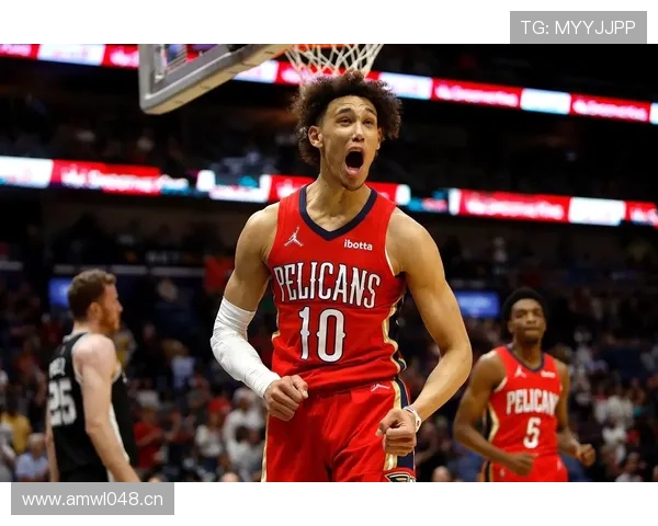 海耶斯通过挡拆拉开空间提升内线得分效率明显超过队友