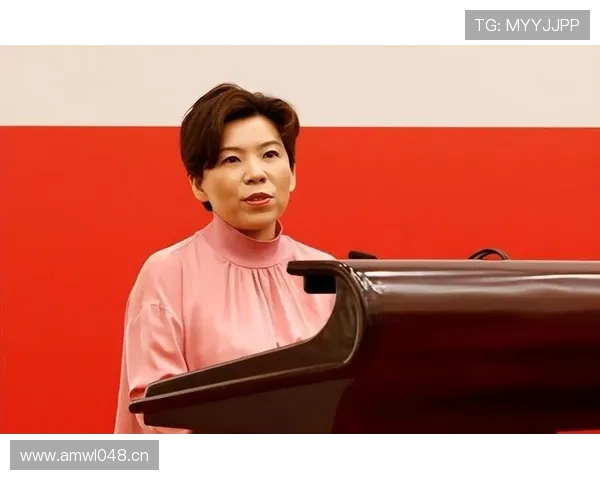 邓亚萍赛场上严谨得不像话，可家里沙发上竟然乱成那样？